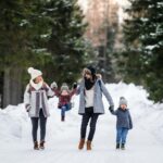 rodzina w zimowej scenerii