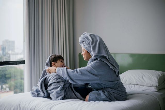 mama z dzieckiem w pokoju hotelowym