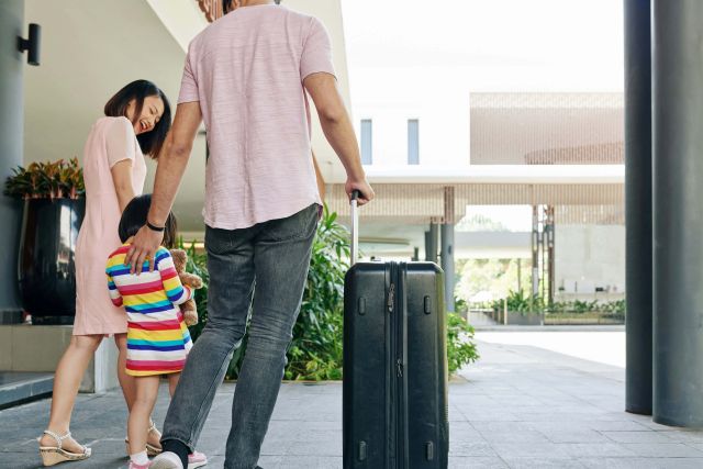 rodzina z walizką