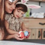 mama z córką malująca pisanki