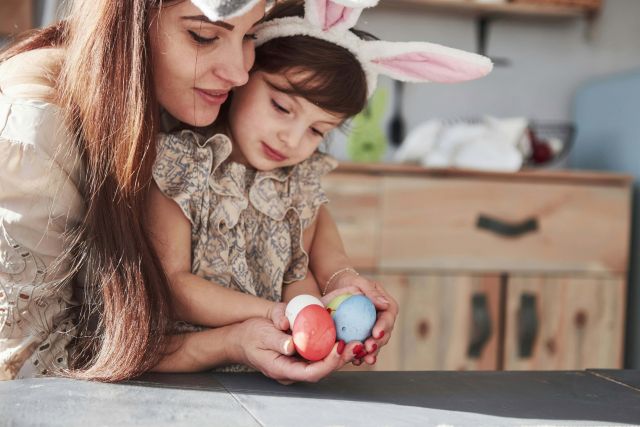 mama z córką malująca pisanki